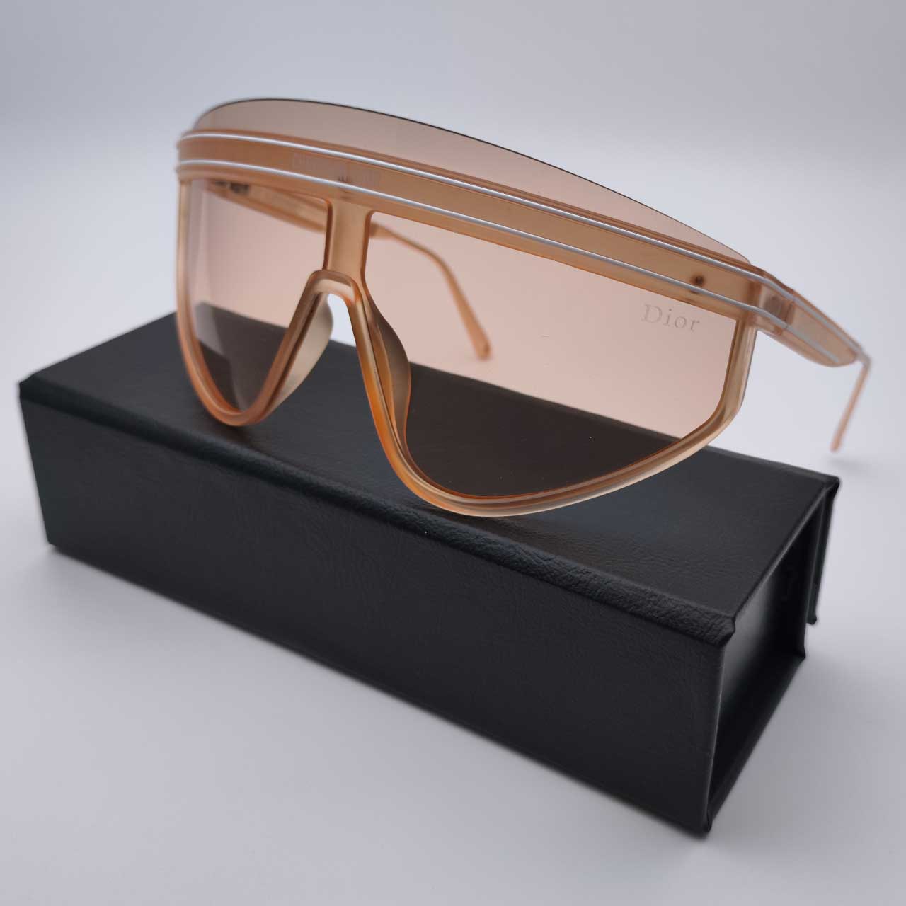 عینک آفتابی دیور کد Dior 22002 — تصویر ۵